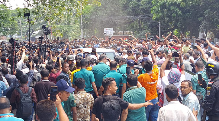 খালেদা জিয়াকে বরণে স্লোগানমুখর রাজপথ